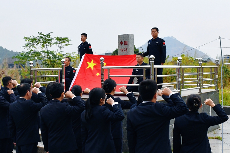 爱店边检站和宁明县人民检察院政法干警在1223界碑旁对国庆宣誓 2 何俊华摄.jpg 爱店边检站和宁明县人民检察院政法干警在1223界碑旁对国庆宣誓 2 何俊华摄.jpg