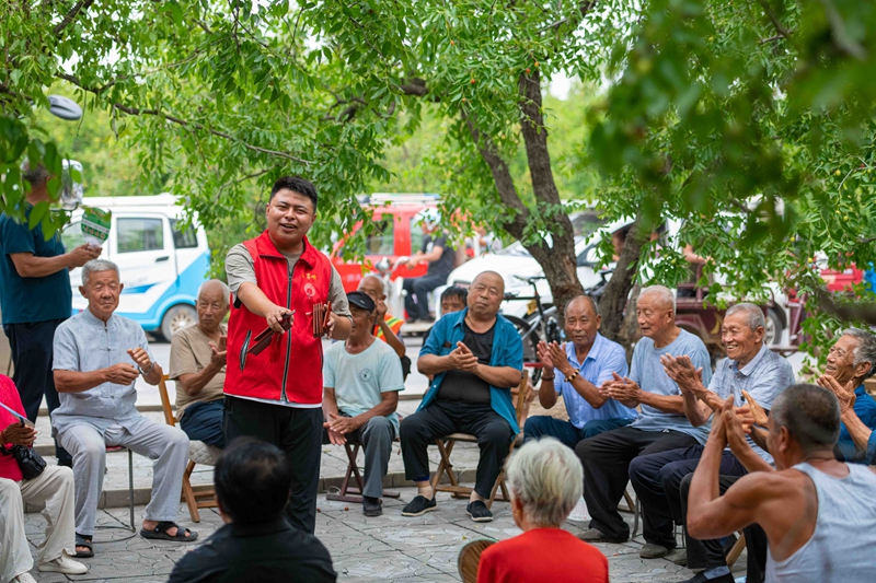 山东德州乐陵市文明实践理论宣讲员在老枣树下用快板宣讲党的政策理论。.jpg 山东德州乐陵市文明实践理论宣讲员在老枣树下用快板宣讲党的政策理论。.jpg