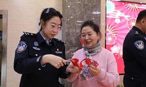 和龙市文联书画名家走进古城里边检站开展文化交流活动