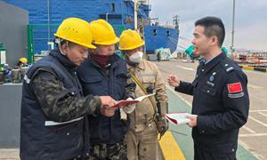 宁波边检普法宣传进船厂 法治护航口岸开放新篇章