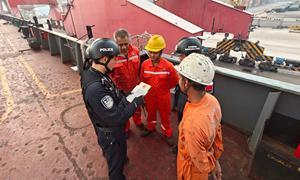 精准普法,护航口岸!“宪法课堂”搬上甲板一线