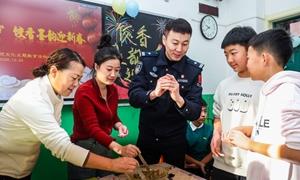 警校携手庆元旦 法治宣传入人心