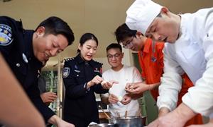 冬至的饺子包进“家”的味道，黄骅边检民警与外轮中国籍船员的海港温情团圆