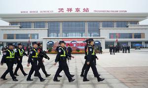 南疆高铁启新程 移民管理护平安