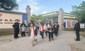 护学岗、安全阀、法治课,“三招”筑牢校园安全防线