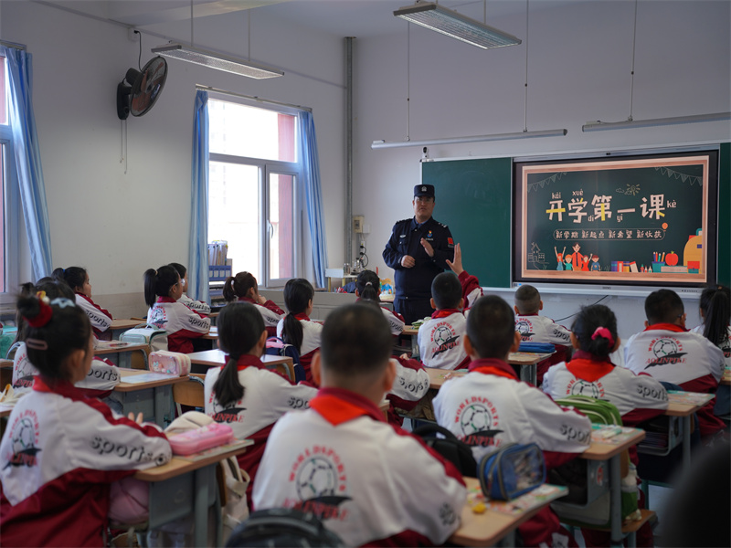 用“移民蓝”撑起学生“安全伞”