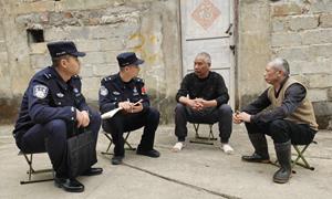 “小马扎警务”架起警民连心桥