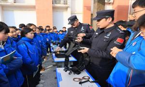 连云港边检站开展普法教育进校园活动