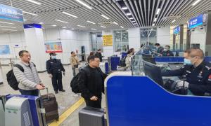 东兴边检站为在越中资企业务工人员开通绿色通道
