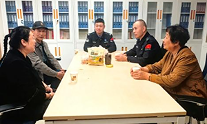 除夕夜助香港女士回家团圆 00后新警用坚守诠释别样“年味”