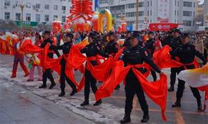 警民共舞红袖飞 非遗秧歌闹元宵