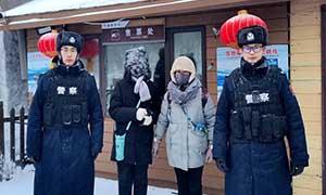 长白山二道白河边境派出所民警帮助游客寻回走失儿童