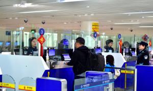 海口美兰边检站国门坚守保障旅客顺畅通关