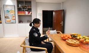 国门“她”力量 绘就最美“敬业福”