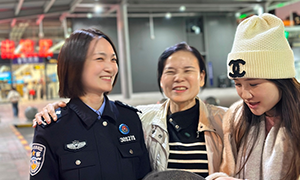 皇岗边检民警除夕夜助香港女士寻获证件回家团圆