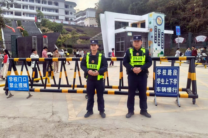 图为龙邦边境派出所民辅警开展护学岗工作，黎善喜摄.jpg