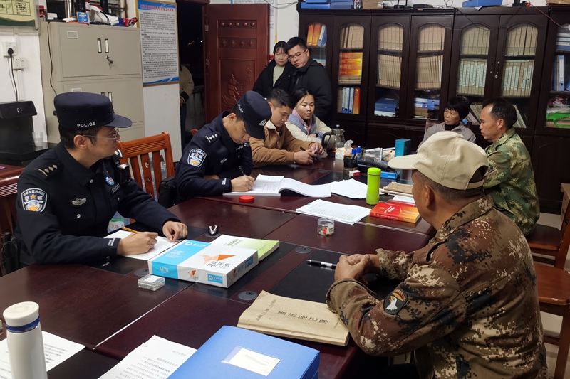 图为壬庄边境派出所民警秦向阳解决群众诉求，梁海平摄.jpg