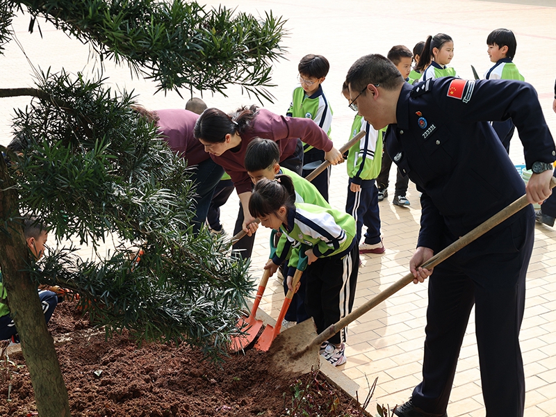 肖厝边检站联合“警校企村”共建单位开展主题植树活动1.jpg