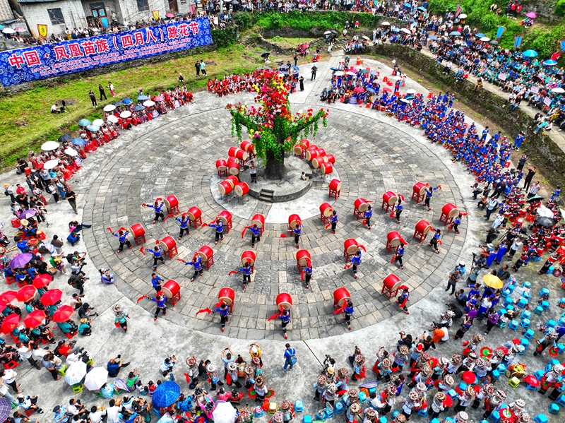 凤凰县举行苗族“四月八”跳花节（吴东林 摄）.jpg