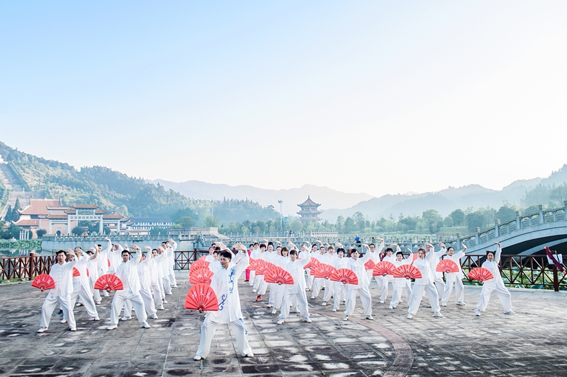 沩山乡群众和景区游客进行太极表演.jpg