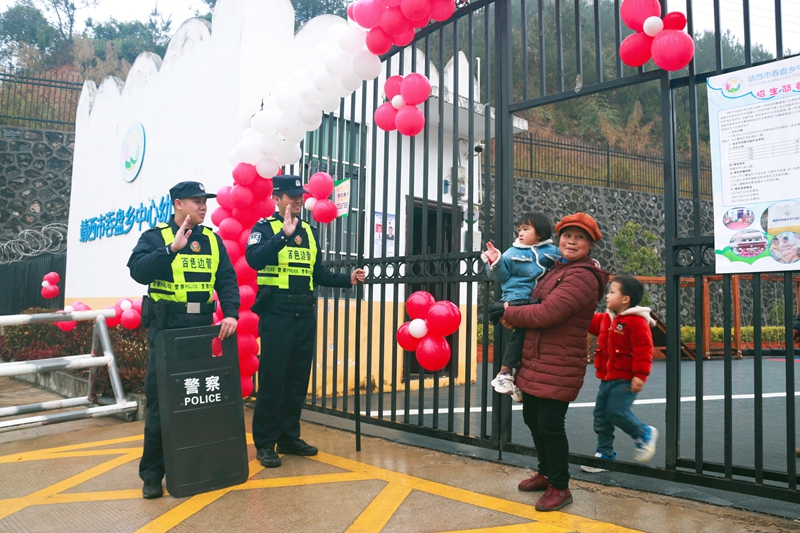 图为吞盘边境派出所民辅警开展护学岗工作，张晨摄.jpg