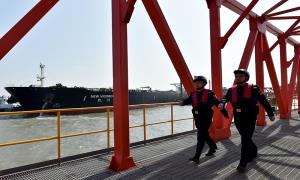 肖厝边检站优质保障寒潮浓雾天气船舶顺畅通关