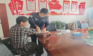 “边检蓝”携手“志愿红”共绘新时代雷锋画卷