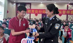 普法春风进校园 法治阳光护成长