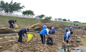 “雷锋红”遇上“平安蓝” 警民携手扮靓母亲河岸线