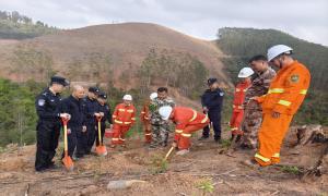 北山边境派出所携手林场开展植树节共建活动