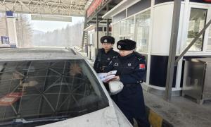 长白镇边境检查站开展边境政策法规宣传活动