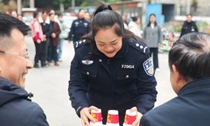 凭祥边境派出所联合社区开展庆“三八”妇女节活动