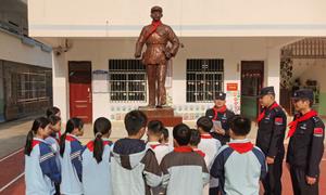 友谊关边境派出所联合驻地学校开展“学习雷锋好榜样”主题活动