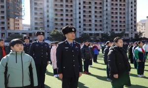 警民携手护国旗 法治教育润童心