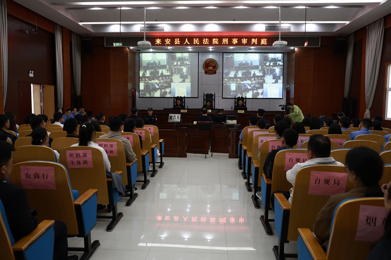 来安农商银行组织党员干部走进法庭集中旁听一起职务犯罪案件庭审现场  刘克香摄.jpg