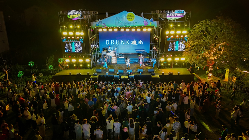 丹洲乡“草地音乐节”（供稿单位：武陵区委宣传部).jpg