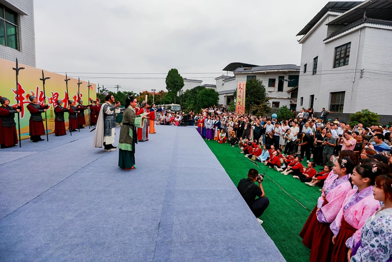 桂阳县组织开展文化惠民演出活动，把舞台搭建在老百姓家门口.jpg