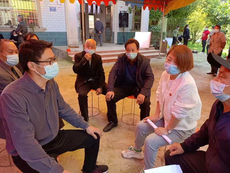 红白理事会成员、村干部上门劝说村民。.jpg