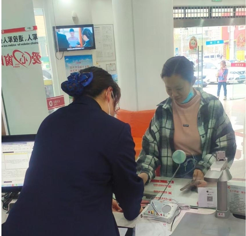 图为银行工作人员将失物交还客户 颜娣摄.jpg