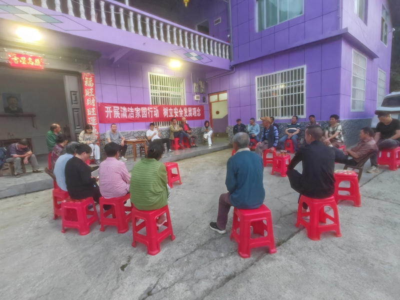 三岔镇汾水村召开群众会现场。.jpg