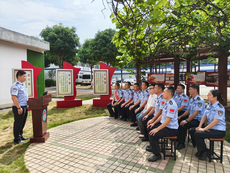 覃志志副大队长做总结发言.jpg