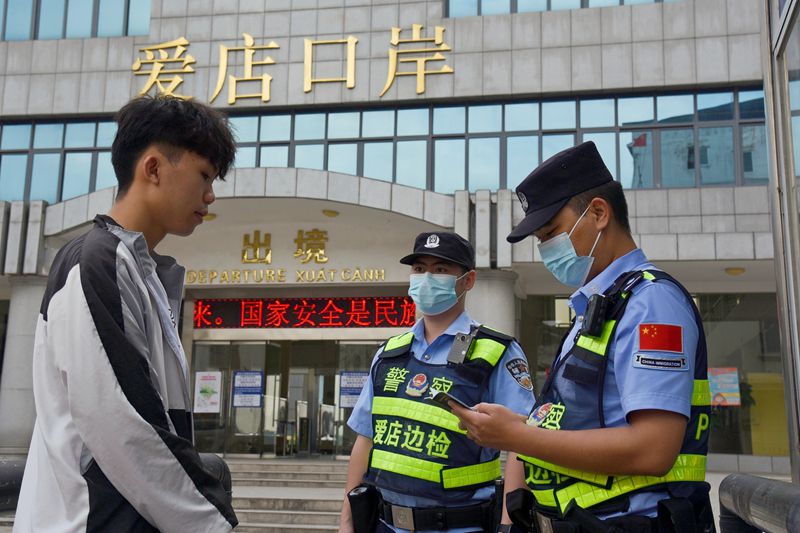 民警蒋威查验旅客出入境证件_副本.jpg