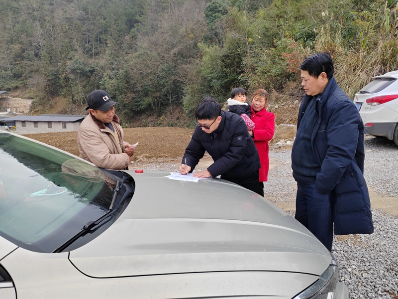 王家村综治专干张配建处理村民土地纠纷一事，现场签定和解协议。.jpg