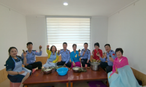 端午粽香飘社区 警民携手情更浓