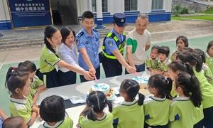萌娃进警营 这个六一“警”彩又甜蜜