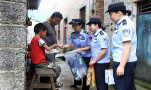 “靖边木兰”女警队：六一送温暖 法治护成长