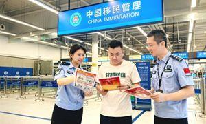 民法典普法宣传温暖流动通关人潮