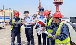 码头一线送法行 法治护航助发展