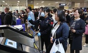 延吉边检站移民管理警察护航“五一”假期口岸安全