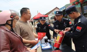 摆“警务地摊” 燃“平安烟火”